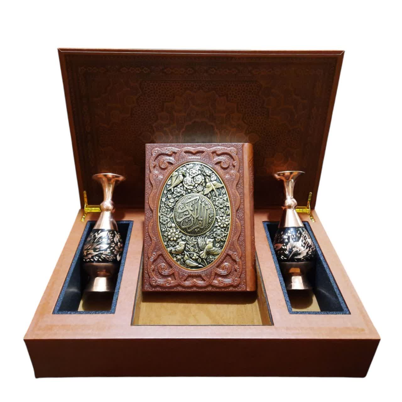 photo17242207228 قرآن طرح مس جعبه بیاضی همراه با دو گلدان الماس