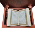 کتاب قرآن کریم همراه دو گلدان الماس و مس انتشارات یاقوت کویر کد 223 - تصویر 3